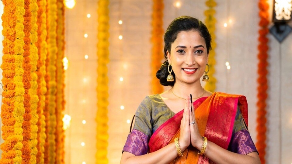 <p>గంగాజలం శతాబ్దాలుగా పవిత్రమైనదిగా పరిగణిస్తారు. ఎందుకంటే ఇది ఆధ్యాత్మిక స్వచ్ఛతతో పాటు సహజ బ్యాక్టీరియా లక్షణాలను కలిగి ఉంది, ఇది గాలి, పర్యావరణాన్ని శుద్ధి చేయడంలో అద్భుతాలు చేస్తుంది. దీనిని ఇంట్లో పిచికారీ చేసినప్పుడు వ్యతిరేక ఆలోచనలు, నెగటివ్ ఎనర్జీ, వాస్తు దోషం తొలగిపోతాయి. మనసులో శాంతి ఉంటుంది, సంబంధాలలో మాధుర్యం వస్తుంది.</p>