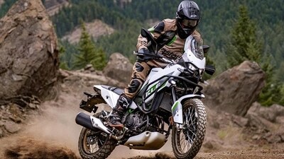 Kawasaki KLE 500 SE comes with few accessories as standard over the regular model. Kawasaki KLE 500 SE comes with few accessories as standard over the regular model.