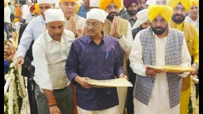 Punjab chief minister Bhagwant Mann and national convener of the Aam Aadmi Party (AAP) Arvind Kejriwal during the kirtan darbar at Gurdwara Rakab Ganj Sahib in New Delhi on Saturday. (PTI) Punjab chief minister Bhagwant Mann and national convener of the Aam Aadmi Party (AAP) Arvind Kejriwal during the kirtan darbar at Gurdwara Rakab Ganj Sahib in New Delhi on Saturday. (PTI)