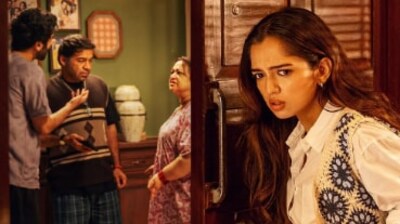 గ్రేటర్ కలేష్ - 'గ్రేటర్ కలేష్'లో అహసాస్ చన్నా ప్రధాన పాత్ర పోషించారు. ఈ సినిమా కథ విభిన్నంగా, కొత్తగా ఉండి ప్రేక్షకులను ఆకట్టుకుంటోంది. ఈ చిత్రం నెట్ఫ్లిక్స్లో నంబర్ 3 స్థానంలో ట్రెండ్ అవుతోంది. గ్రేటర్ కలేష్ - 'గ్రేటర్ కలేష్'లో అహసాస్ చన్నా ప్రధాన పాత్ర పోషించారు. ఈ సినిమా కథ విభిన్నంగా, కొత్తగా ఉండి ప్రేక్షకులను ఆకట్టుకుంటోంది. ఈ చిత్రం నెట్ఫ్లిక్స్లో నంబర్ 3 స్థానంలో ట్రెండ్ అవుతోంది.