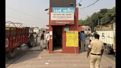 Vehicles waiting to enter the mandi in Karnal on Saturday. (HT) Vehicles waiting to enter the mandi in Karnal on Saturday. (HT)