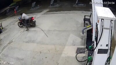 The CCTV video shows the biker losing balance before speeding out of the petrol pump (X/@SbnSodanap65364) The CCTV video shows the biker losing balance before speeding out of the petrol pump (X/@SbnSodanap65364)
