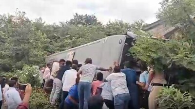 ఓఆర్ఆర్పై బస్సు బోల్తా ఓఆర్ఆర్పై బస్సు బోల్తా