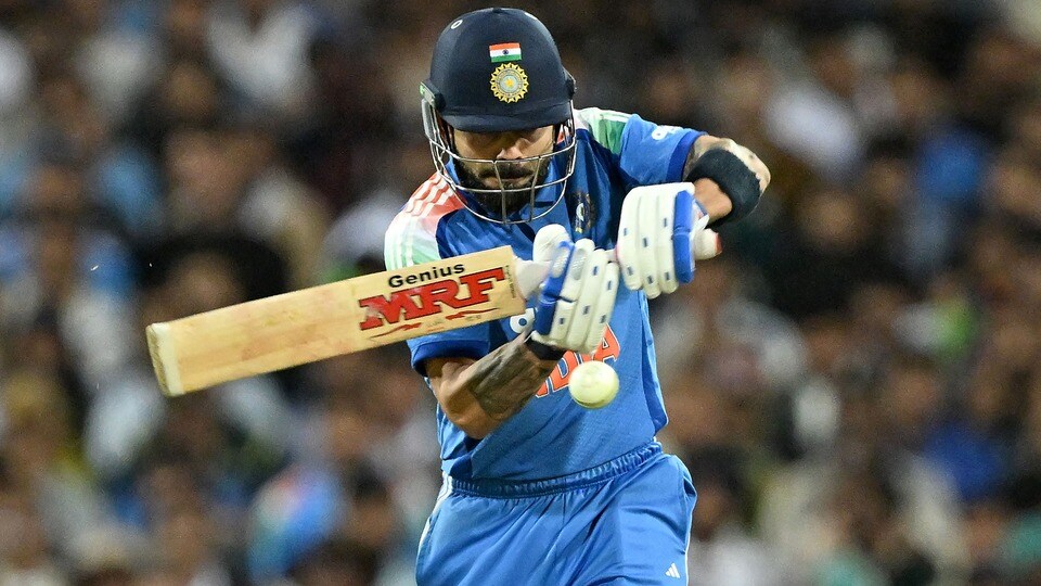 <p>వన్డేల్లో ఆస్ట్రేలియాపై అత్యధిక సార్లు ఫిఫ్టీ ప్లస్ స్కోరు సాధించిన ఆటగాడిగా సచిన్ రికార్డును సమం చేశాడు విరాట్. ఇది కోహ్లీకి ఆసీస్ పై 24వ ఫిఫ్టీ. సచిన్ కూడా 24 సార్లు ఫిఫ్టీ ప్లస్ స్కోర్లు చేశాడు. </p>(AFP)