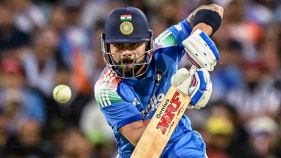 <p>విరాట్ కోహ్లి అదరగొట్టాడు. ఆస్ట్రేలియాతో మూడో వన్డేలో హాఫ్ సెంచరీతో రికార్డుల మోత మోగించాడు. </p>(PTI)