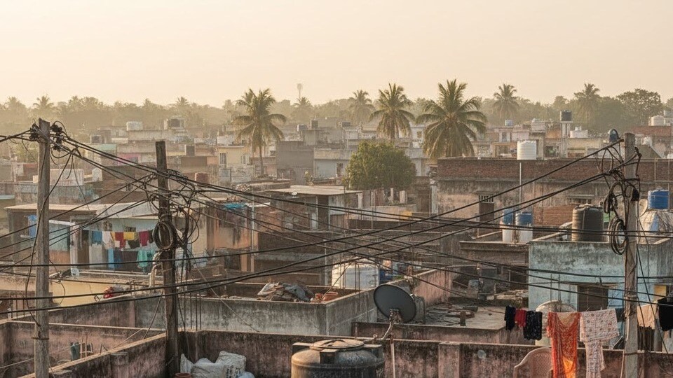 বাড়ির ছাদে ভুলেও রাখবেন এই জিনিস