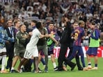 Real Madrid's Brazilian forward Vinicius Junior (C) argues with Barcelona's Brazilian forward Raphinha (4R) and Barcelona's Spanish forward Lamine Yamal (2R). Real Madrid's Brazilian forward Vinicius Junior (C) argues with Barcelona's Brazilian forward Raphinha (4R) and Barcelona's Spanish forward Lamine Yamal (2R).