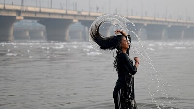 Gram it: Devotees perform Chhath Puja at the Yamuna river's Kalindi Kunj Ghat; as part of the ongoing four-day festival. During this, the devotees take a dip in the holy water and worship the Sun. (Photo: Sunil Ghosh/HT)