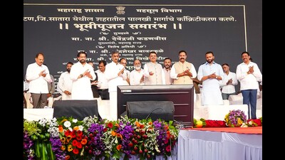 Ambadas Danve, Shiv Sena (UBT) leader, criticised Fadnavis for publicly declaring that Naik Nimbalkar and Patil were not involved in the case while the investigation is still underway. (HT) Ambadas Danve, Shiv Sena (UBT) leader, criticised Fadnavis for publicly declaring that Naik Nimbalkar and Patil were not involved in the case while the investigation is still underway. (HT)