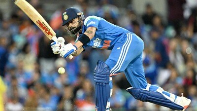 <p>వన్డే క్రికెట్లో విజయవంతమైన రన్ ఛేజ్లో అత్యధిక పరుగులు చేసిన ప్రపంచ రికార్డు విరాట్ కోహ్లీ పేరు మీద ఉంది. భారత స్టార్ బ్యాటర్ కోహ్లీ ఇప్పుడు తన ప్రపంచ రికార్డుకు మరింత వన్నె తెచ్చాడు. విజయవంతమైన రన్ ఛేజ్లలో ఆరు వేల (6072) పరుగుల మార్కును అందుకున్న తొలి క్రికెటర్గా నిలిచాడు. కోహ్లీ 102 ఇన్నింగ్స్లలో ఈ ఘనత సాధించాడు. సిడ్నీలో భారత్ వర్సెస్ ఆస్ట్రేలియా మధ్య జరిగిన మూడో వన్డేలో అతను ఈ ఫీట్ సాధించాడు. సిడ్నీ వన్డేలో 81 బంతుల్లో అజేయంగా 71 పరుగులు చేశాడు. ఈ మ్యాచ్లో భారత్ 9 వికెట్ల తేడాతో ఆస్ట్రేలియాను చిత్తు చేసింది.</p> (AFP) <p>వన్డే క్రికెట్లో విజయవంతమైన రన్ ఛేజ్లో అత్యధిక పరుగులు చేసిన ప్రపంచ రికార్డు విరాట్ కోహ్లీ పేరు మీద ఉంది. భారత స్టార్ బ్యాటర్ కోహ్లీ ఇప్పుడు తన ప్రపంచ రికార్డుకు మరింత వన్నె తెచ్చాడు. విజయవంతమైన రన్ ఛేజ్లలో ఆరు వేల (6072) పరుగుల మార్కును అందుకున్న తొలి క్రికెటర్గా నిలిచాడు. కోహ్లీ 102 ఇన్నింగ్స్లలో ఈ ఘనత సాధించాడు. సిడ్నీలో భారత్ వర్సెస్ ఆస్ట్రేలియా మధ్య జరిగిన మూడో వన్డేలో అతను ఈ ఫీట్ సాధించాడు. సిడ్నీ వన్డేలో 81 బంతుల్లో అజేయంగా 71 పరుగులు చేశాడు. ఈ మ్యాచ్లో భారత్ 9 వికెట్ల తేడాతో ఆస్ట్రేలియాను చిత్తు చేసింది.</p> (AFP)