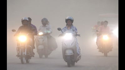 Commuters travel amidst smog, in Lucknow on Sunday. (ANI) Commuters travel amidst smog, in Lucknow on Sunday. (ANI)