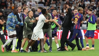Real Madrid's Brazilian forward Vinicius Junior (C) argues with Barcelona's Brazilian forward Raphinha (4R) and Barcelona's Spanish forward Lamine Yamal (2R). (AFP) Real Madrid's Brazilian forward Vinicius Junior (C) argues with Barcelona's Brazilian forward Raphinha (4R) and Barcelona's Spanish forward Lamine Yamal (2R). (AFP)