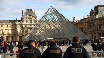 Officers stand guard after French police arrested suspects in the heist case at the Louvre museum in Paris, France, on October 26, 2025. (Abdul Saboor/Reuters Photo)