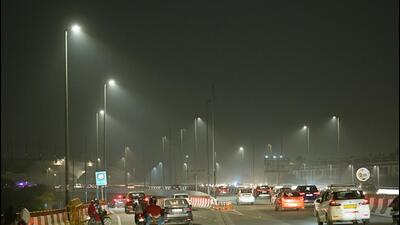 Forecasts show the AQI is likely to stay “very poor” on Monday too, before possibly improving again as wind speed may marginally increase. (Sanjeev Verma/HT) Forecasts show the AQI is likely to stay “very poor” on Monday too, before possibly improving again as wind speed may marginally increase. (Sanjeev Verma/HT)
