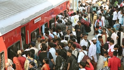 Passengers gather to board trains ahead of the Chhath Puja festival rush at Patna Railway Station in Patna. (HT Photo)