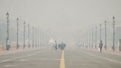 People walk amid smog as the air quality in Delhi worsens. (File/ANI) People walk amid smog as the air quality in Delhi worsens. (File/ANI)
