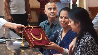 <p>విజయవాడలో 10 గ్రాముల పసిడి (22క్యారెట్లు) ధర రూ. 1,15,185 ఉంది. 24 క్యారెట్ల గోల్డ్ ప్రైజ్ రూ. 1,25,655గా ఉంది. కేజీ వెండి ధర రూ. 1,74,100గా ఉంది.</p> <p>విజయవాడలో 10 గ్రాముల పసిడి (22క్యారెట్లు) ధర రూ. 1,15,185 ఉంది. 24 క్యారెట్ల గోల్డ్ ప్రైజ్ రూ. 1,25,655గా ఉంది. కేజీ వెండి ధర రూ. 1,74,100గా ఉంది.</p>