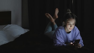 Scrolling on your phone before bed disrupts melatonin production. (Pexel) Scrolling on your phone before bed disrupts melatonin production. (Pexel)