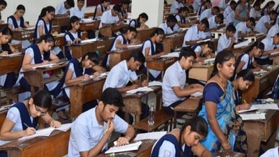 <div><p>2025లో నిర్వహించిన ఏపీ టెన్త్ పరీక్షల కోసం రాష్ట్ర వ్యాప్తంగా 3,450 పరీక్షా కేంద్రాలు ఏర్పాటు చేశారు. ఎగ్జామ్స్ కు 6 లక్షల 19వేల 275 మంది విద్యార్ధులు ఫీజులు చెల్లించారు. పదో తరగతి పరీక్ష రోజు పరీక్షా కేంద్రాలకు 100 మీటర్ల పరిధిలో 144వ సెక్షన్ కింద నిషేధాజ్ణలు అమలు చేశారు.</p></div> <div><p>2025లో నిర్వహించిన ఏపీ టెన్త్ పరీక్షల కోసం రాష్ట్ర వ్యాప్తంగా 3,450 పరీక్షా కేంద్రాలు ఏర్పాటు చేశారు. ఎగ్జామ్స్ కు 6 లక్షల 19వేల 275 మంది విద్యార్ధులు ఫీజులు చెల్లించారు. పదో తరగతి పరీక్ష రోజు పరీక్షా కేంద్రాలకు 100 మీటర్ల పరిధిలో 144వ సెక్షన్ కింద నిషేధాజ్ణలు అమలు చేశారు.</p></div>