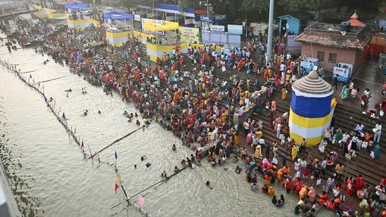 Devotees gather along the Ganga river on the occasion of 'Nahay-Khay' Puja during Chhath Puja festival at Gandhi Ghat in Patna, Bihar on Saturday.(Santosh Kumar/ Hindustan Times)
