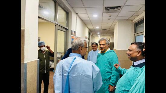 BHU vice-chancellor Prof Ajit Kumar Chaturvedi inspecting the Trauma Centre, IMS-BHU, Varanasi. (HT )