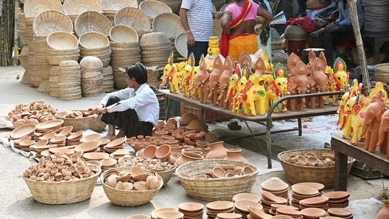 Chhath devotees buying puja materials during Chhath Puja festival at GPO roundabout in Patna, Bihar.(Santosh Kumar/ Hindustan Times)