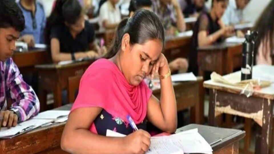 <p>హాల్ టికెట్ లోని క్యూఆర్‌ కోడ్‌ స్కాన్‌ చేస్తే పరీక్ష కేంద్రానికి ఎలా చేరుకోవాలో మ్యాప్‌ వస్తుంది. ఫలితంగా విద్యార్థులకు ఎలాంటి ఇబ్బందులు రాకుండా ఉంటాయని అధికారులు భావిస్తున్నారు. </p>