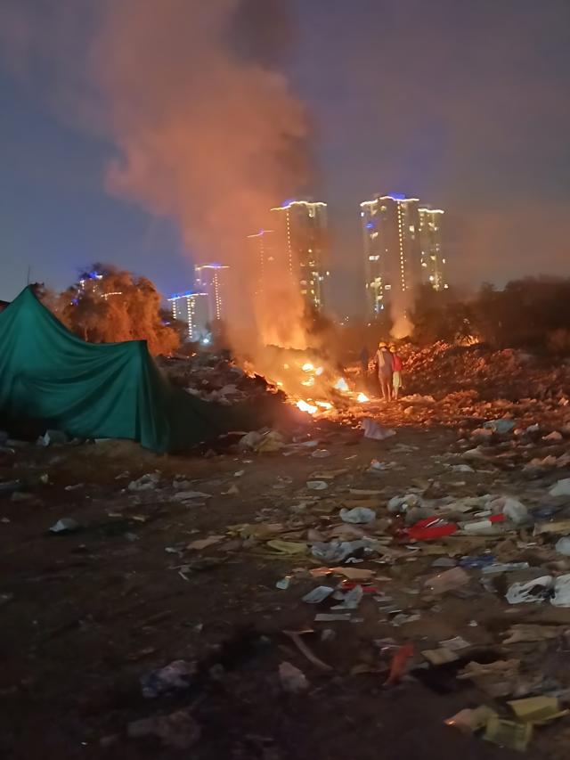 Residents said garbage at a vacant plot in Sector 81 was set ablaze again despite GRAP-II restrictions; officials failed to act. (HT Photo)