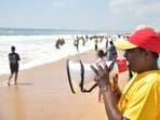 సముద్రంలోకి వెళ్లొద్దంటూ లైఫ్ గార్డ్ హెచ్చరికలు(PTI)