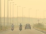 The smog seen on UER-2 in Dwarka in south-west Delhi on Monday. (Vipin Kumar/HT Photo) The smog seen on UER-2 in Dwarka in south-west Delhi on Monday. (Vipin Kumar/HT Photo)