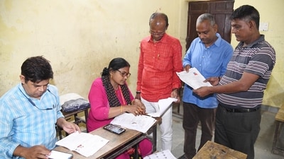 Booth-level officers (BLOs) verifying documents of voters during the Special Intensive Revision of electoral rolls in Patna, Bihar. (HT File Photo)