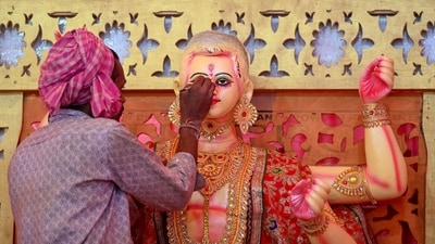 Gram it: Artists give final touches to the idols of God Surya Narayan, Goddess Chhathi and God Ganesha at Yamuna River Ghat in Noida's Sector 94. The four-day long Chhath Puja will come to end today. (Photo: Sunil Ghosh/HT)
