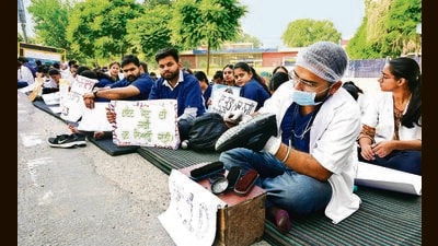 An intern shines shoes in protest against low stipend rates at the Guru Angad Dev Veterinary and Animal Sciences University in Ludhiana on Monday. (Gurpreet Singh/HT) An intern shines shoes in protest against low stipend rates at the Guru Angad Dev Veterinary and Animal Sciences University in Ludhiana on Monday. (Gurpreet Singh/HT)