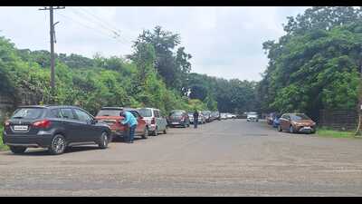 At a time when citizens are struggling to find authorised parking, car dealers are allegedly using public roads as rent-free showrooms for their used cars. (HT) At a time when citizens are struggling to find authorised parking, car dealers are allegedly using public roads as rent-free showrooms for their used cars. (HT)