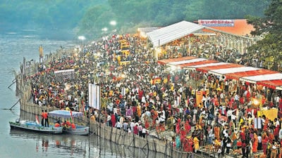 Chhath devotees perform rituals in the Yamuna at ITO Ghat on Monday. (Sanjeev Verma/HT Photo) Chhath devotees perform rituals in the Yamuna at ITO Ghat on Monday. (Sanjeev Verma/HT Photo)
