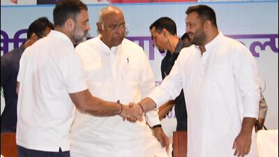 Congress president Mallikarjun Kharge (centre) with Rahul Gandhi (left) and RJD leader Tejashwi Yadav (right) in Patna. (Santosh Kumar/ HT Photo) Congress president Mallikarjun Kharge (centre) with Rahul Gandhi (left) and RJD leader Tejashwi Yadav (right) in Patna. (Santosh Kumar/ HT Photo)