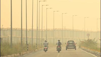 Morning smog at the railway tracks in Dwarka in south-west Delhi, on Monday. (Vipin Kumar/HT Photo) Morning smog at the railway tracks in Dwarka in south-west Delhi, on Monday. (Vipin Kumar/HT Photo)