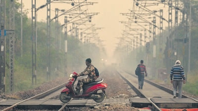 Morning smog at the raiway tracks in Dwarka in south-west Delhi , on Monday. (Vipin Kumar/HT Photo) Morning smog at the raiway tracks in Dwarka in south-west Delhi , on Monday. (Vipin Kumar/HT Photo)