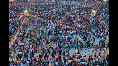 Organisers stress plastic-free celebration and cleanliness; devotees to conclude rituals Tuesday with Usha Arghya to the rising sun. (Parveen Kumar/HT)