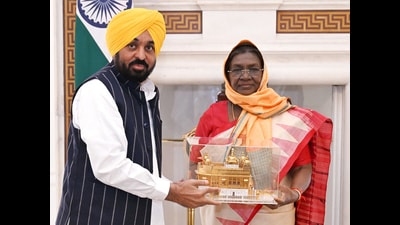 Punjab chief minister Bhagwant Mann meets President Droupadi Murmu at Rashtrapati Bhavan in New Delhi on Monday. (ANI) Punjab chief minister Bhagwant Mann meets President Droupadi Murmu at Rashtrapati Bhavan in New Delhi on Monday. (ANI)