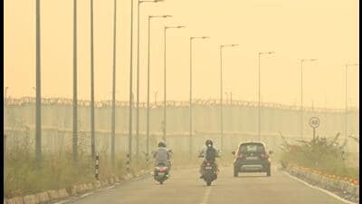The smog seen on UER-2 in Dwarka in south-west Delhi on Monday. (Vipin Kumar/HT Photo) The smog seen on UER-2 in Dwarka in south-west Delhi on Monday. (Vipin Kumar/HT Photo)