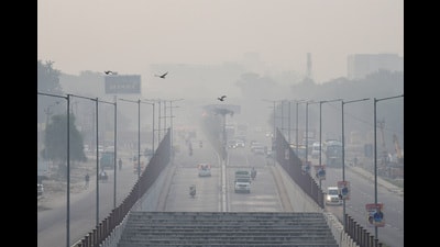 Thick smog engulfs the Sector-14/17 dividing road near Subhash Chandra Bose Park in Gurugram on Monday. (Parveen Kumar/HT) Thick smog engulfs the Sector-14/17 dividing road near Subhash Chandra Bose Park in Gurugram on Monday. (Parveen Kumar/HT)