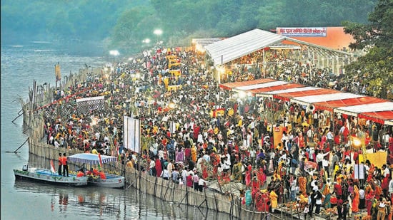 Chhath devotees perform rituals in the Yamuna at ITO Ghat on Monday. (Sanjeev Verma/HT Photo)