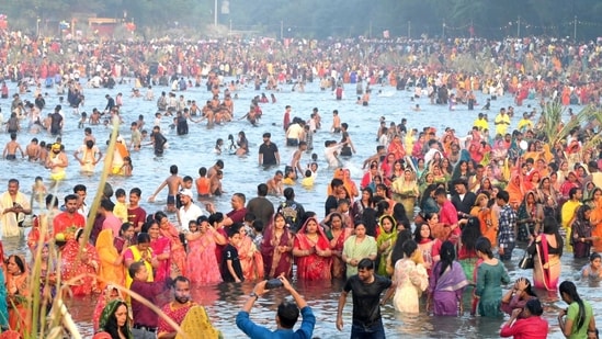 Thick crowds gather in a lake in Chandigarh for observing Chhath Puja on Monday.(Keshav Singh/Hindustan Times)