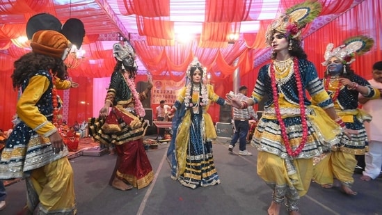 Performers stage a dance programme at Chandigarh during Chhath Puja celebrations on Monday.(Keshav Singh/Hindustan Times)