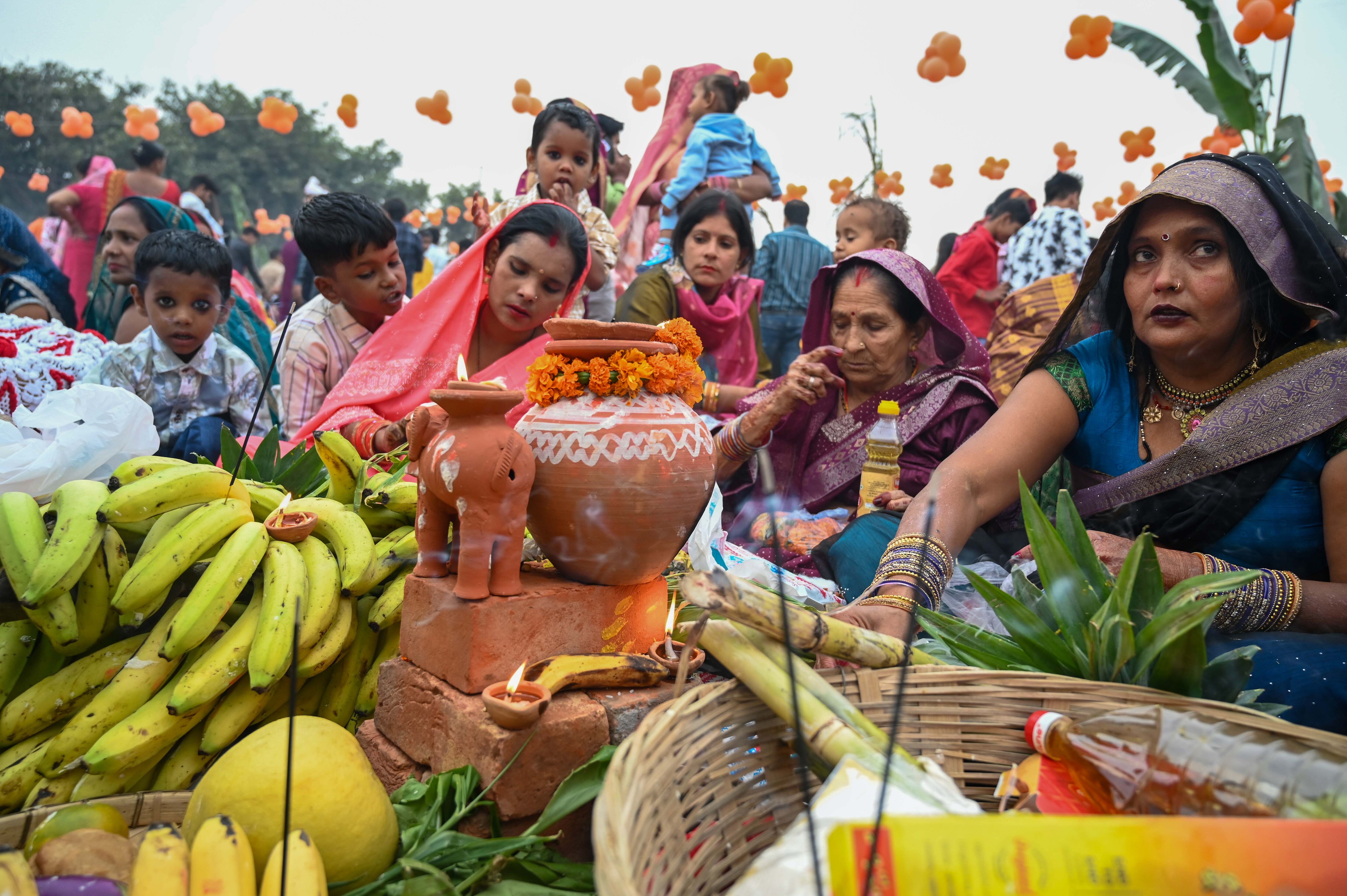 From bamboo baskets to paper plates, Gurugram ghats embraced sustainable traditions as devotees offered Sandhya Arghya prayers. (Parveen Kumar/HT)