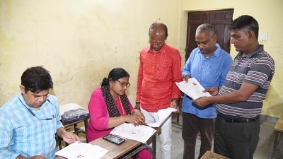 Booth-level officers (BLOs) verifying documents of voters during the Special Intensive Revision of electoral rolls in Patna, Bihar. (HT File Photo)