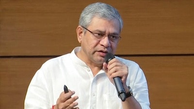 కేంద్ర ఉద్యోగులకు శుభవార్త! 8వ వేతన సంఘం నియమావళికి కేంద్ర క్యాబినెట్ ఆమోదం (ANI Video Grab/File) కేంద్ర ఉద్యోగులకు శుభవార్త! 8వ వేతన సంఘం నియమావళికి కేంద్ర క్యాబినెట్ ఆమోదం (ANI Video Grab/File)
