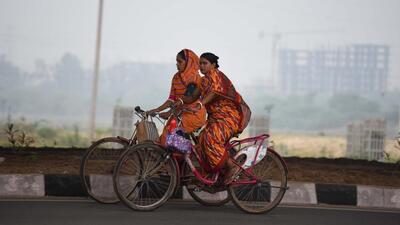 A thick layer of smog engulfs the Dwarka Expressway in Gurugram on Tuesday. (Parveen Kumar/Hindustan Times)