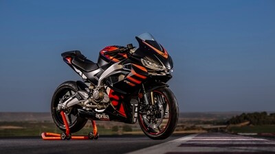The Aprilia RS 457 comes with a 457 cc parallel-twin motor with a meaty exhaust The Aprilia RS 457 comes with a 457 cc parallel-twin motor with a meaty exhaust